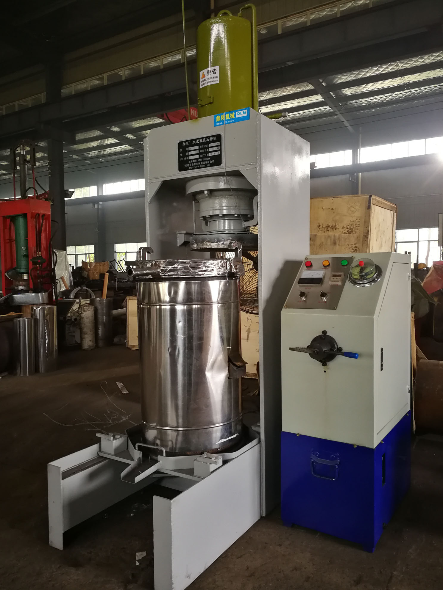 不銹鋼超高壓立式液壓壓榨機(jī)，果汁壓榨機(jī)，果渣壓榨機(jī)，藥材壓榨，油渣處理，白土壓榨